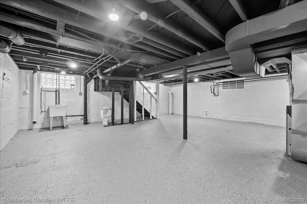 125 Alice Avenue Bloomfield Charter Township, MI 48302