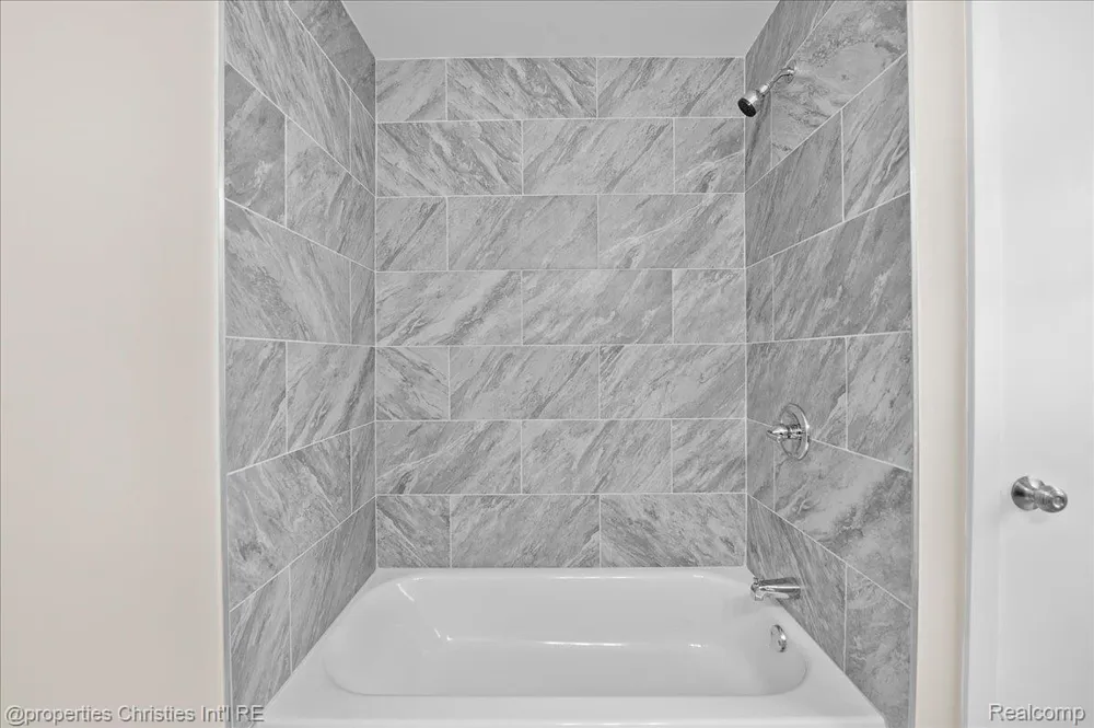 125 Alice Avenue Bloomfield Charter Township, MI 48302