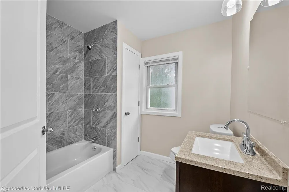 125 Alice Avenue Bloomfield Charter Township, MI 48302