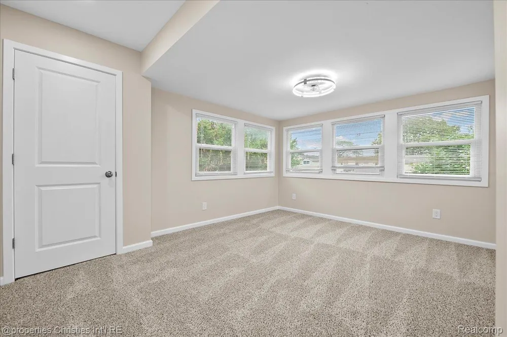 125 Alice Avenue Bloomfield Charter Township, MI 48302