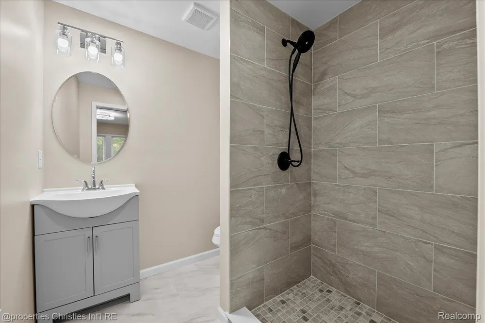 125 Alice Avenue Bloomfield Charter Township, MI 48302