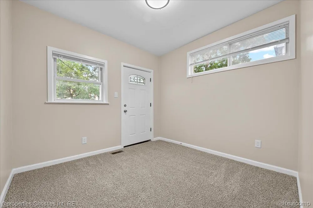 125 Alice Avenue Bloomfield Charter Township, MI 48302