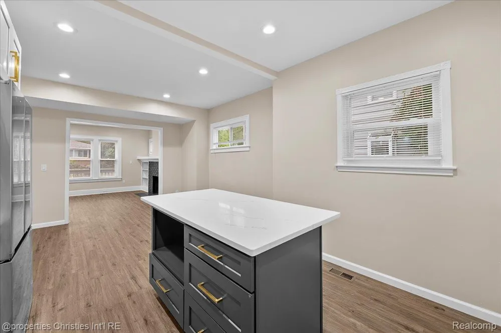 125 Alice Avenue Bloomfield Charter Township, MI 48302