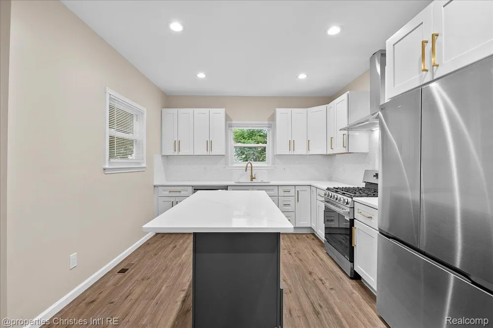 125 Alice Avenue Bloomfield Charter Township, MI 48302