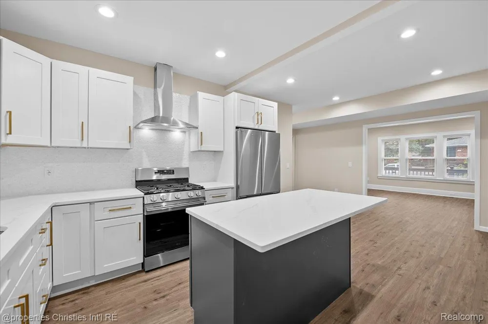 125 Alice Avenue Bloomfield Charter Township, MI 48302