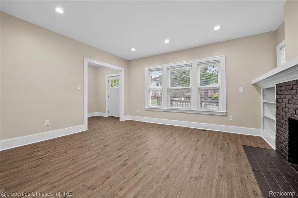 125 Alice Avenue Bloomfield Charter Township, MI 48302