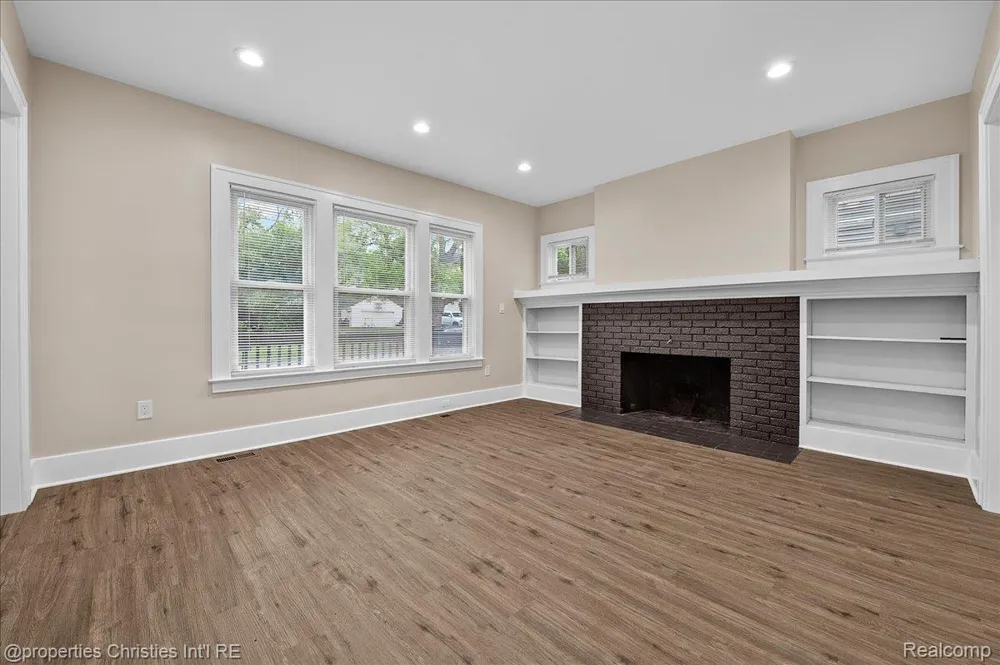 125 Alice Avenue Bloomfield Charter Township, MI 48302