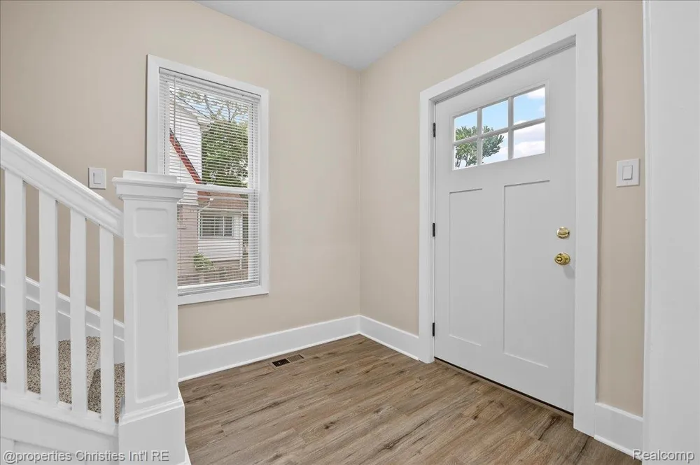 125 Alice Avenue Bloomfield Charter Township, MI 48302