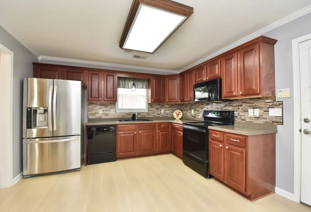 114 Roxbury Dr Jackson, TN 38305