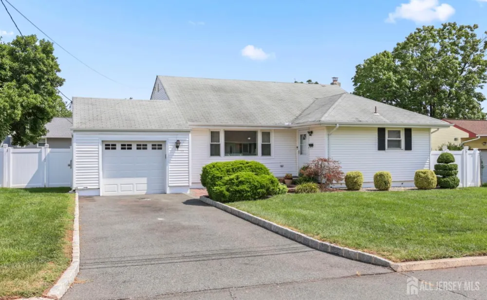 13 Briarwood Drive Franklin, NJ 08873