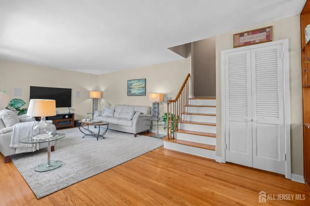 13 Briarwood Drive Franklin, NJ 08873