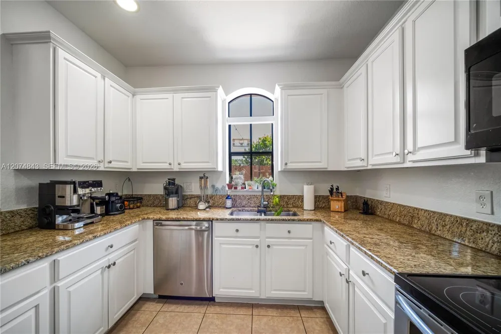 10334 NW 30th Ter Doral, FL 33172