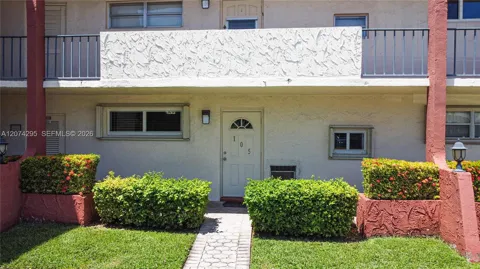 300 S Hollybrook Dr #105