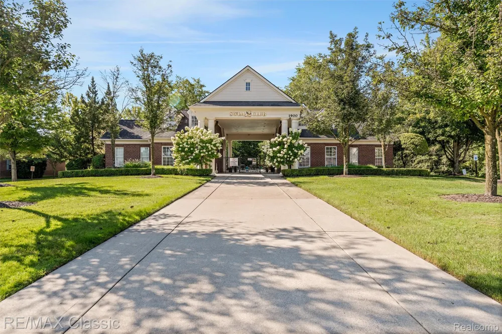 6104 Jasmine Drive Commerce Charter Township, MI 48390