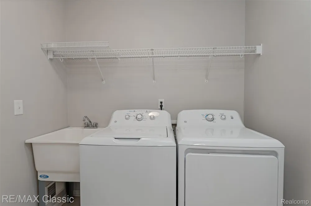 6104 Jasmine Drive Commerce Charter Township, MI 48390