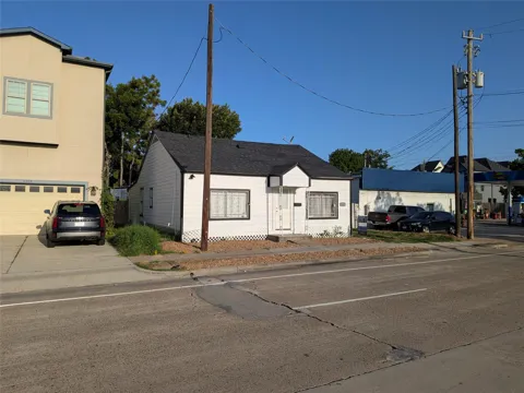2211 Ella Boulevard