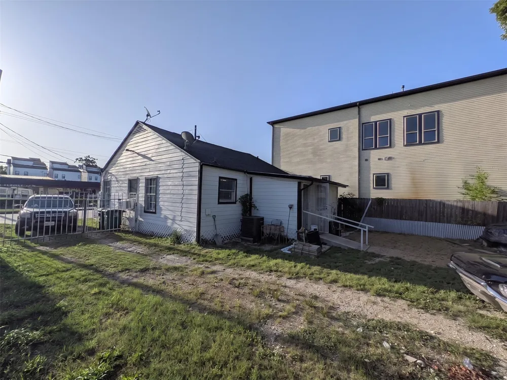 2211 Ella Boulevard Houston, TX 77008