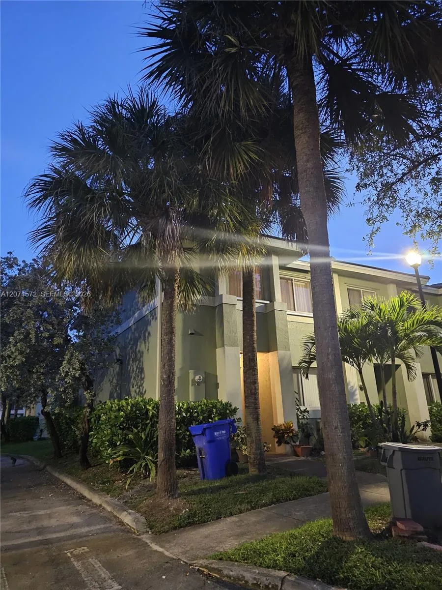 126 Hidden Ct Rd #27-D Hollywood, FL 33023