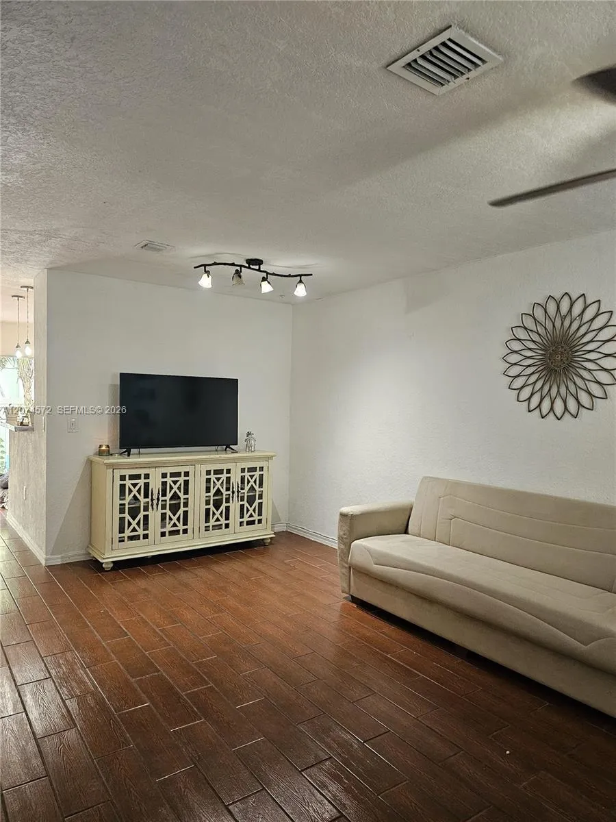 126 Hidden Ct Rd #27-D Hollywood, FL 33023