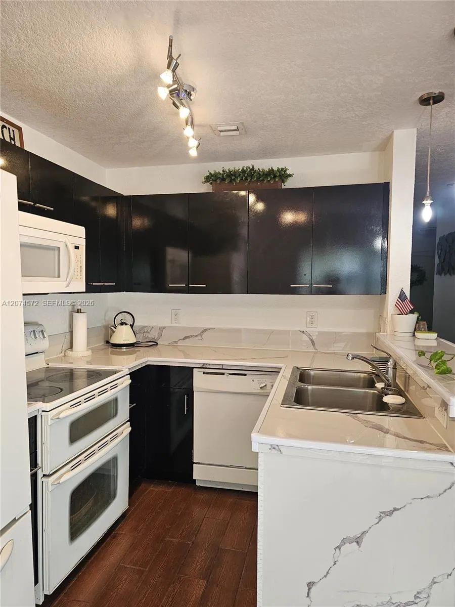 126 Hidden Ct Rd #27-D Hollywood, FL 33023