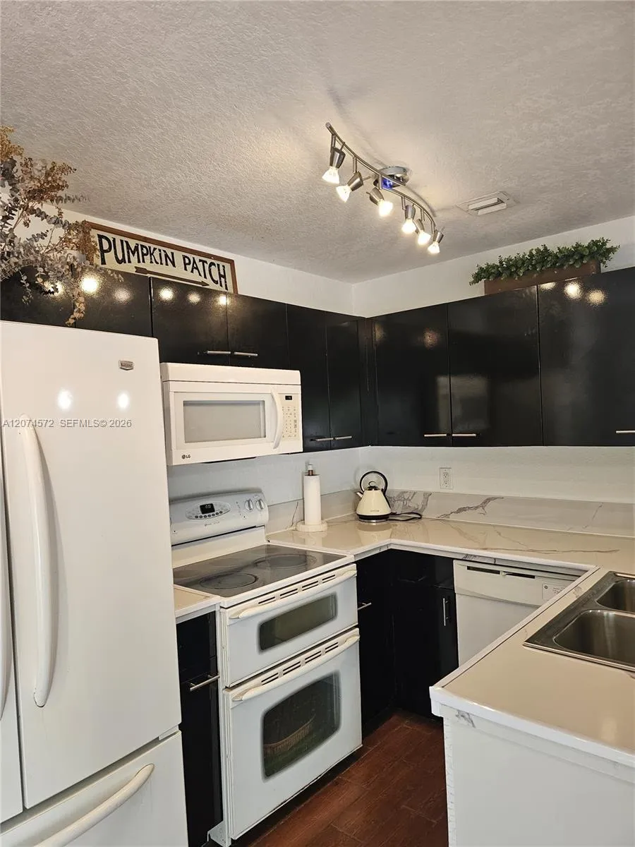 126 Hidden Ct Rd #27-D Hollywood, FL 33023