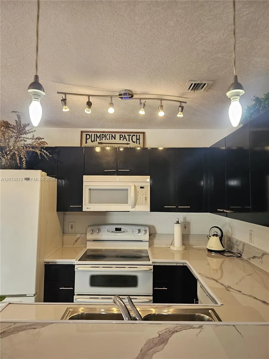 126 Hidden Ct Rd #27-D Hollywood, FL 33023