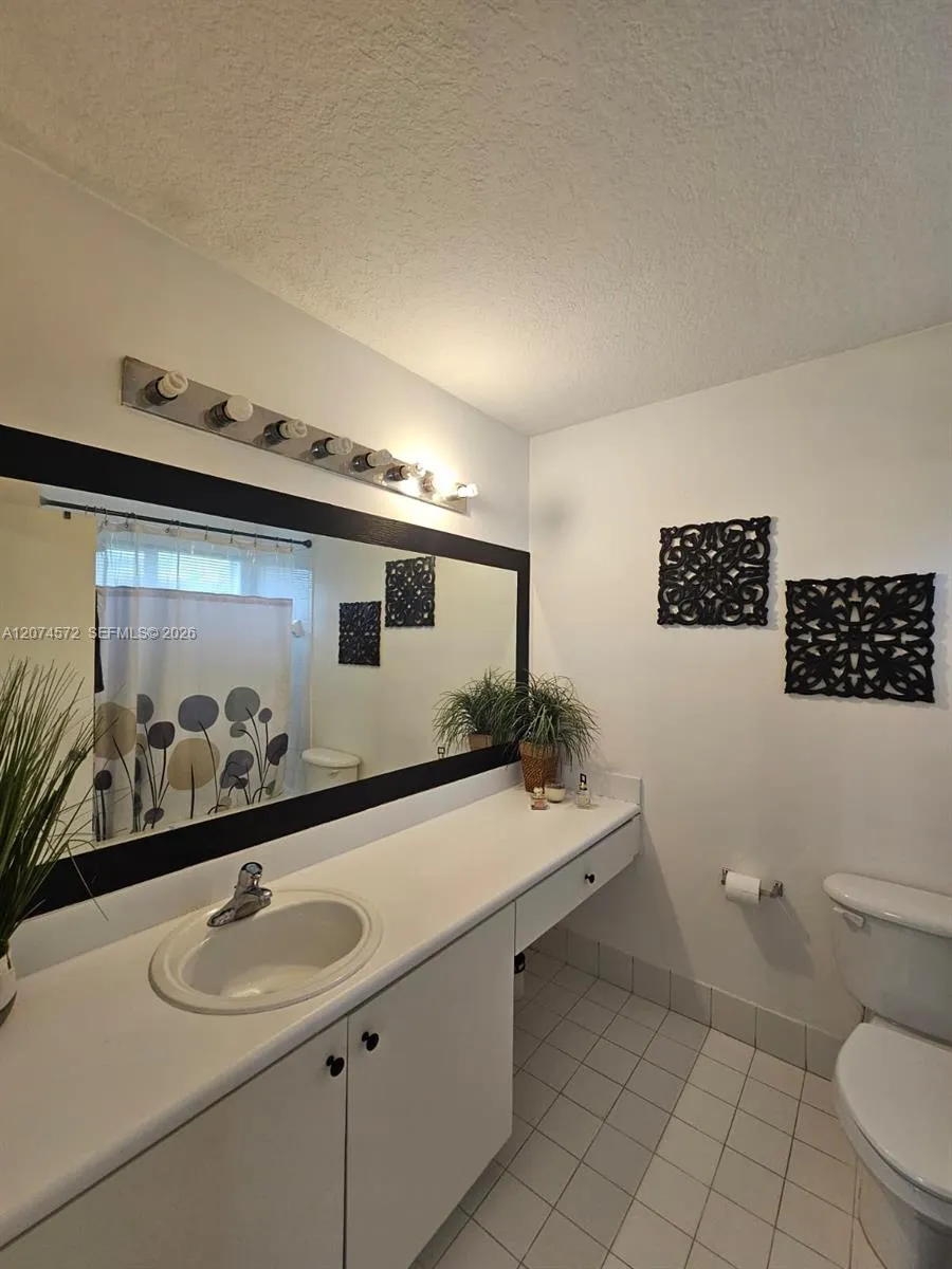 126 Hidden Ct Rd #27-D Hollywood, FL 33023