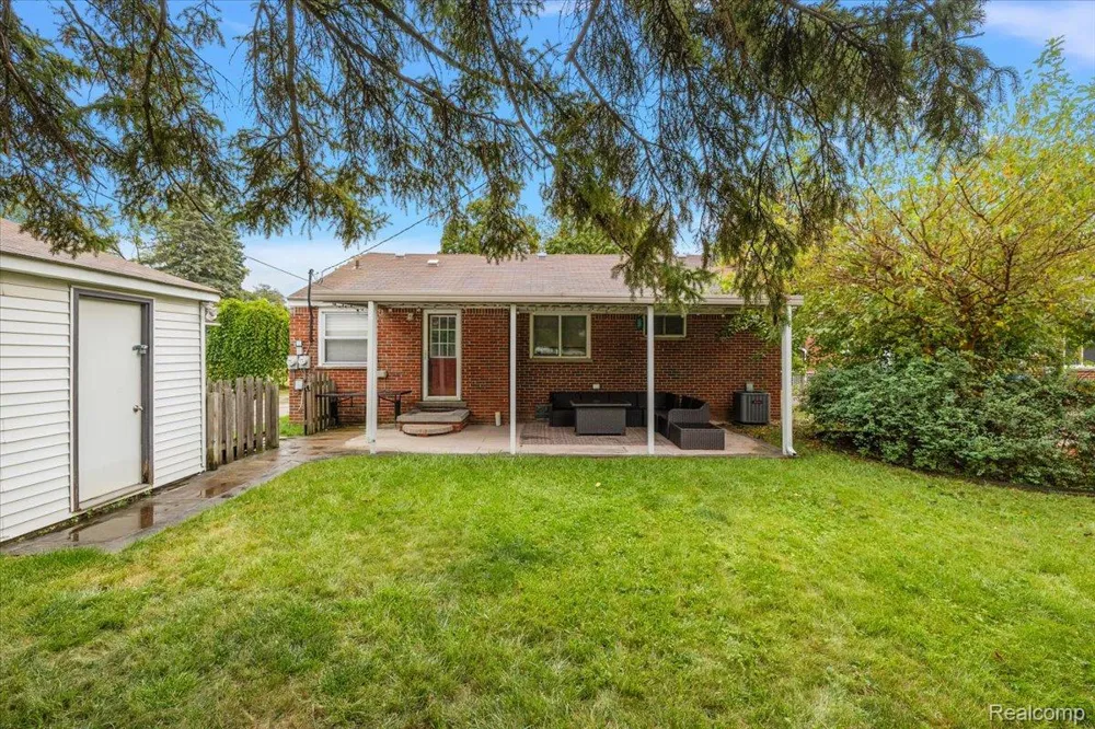 8641 Whitefield Street Dearborn Heights City, MI 48127