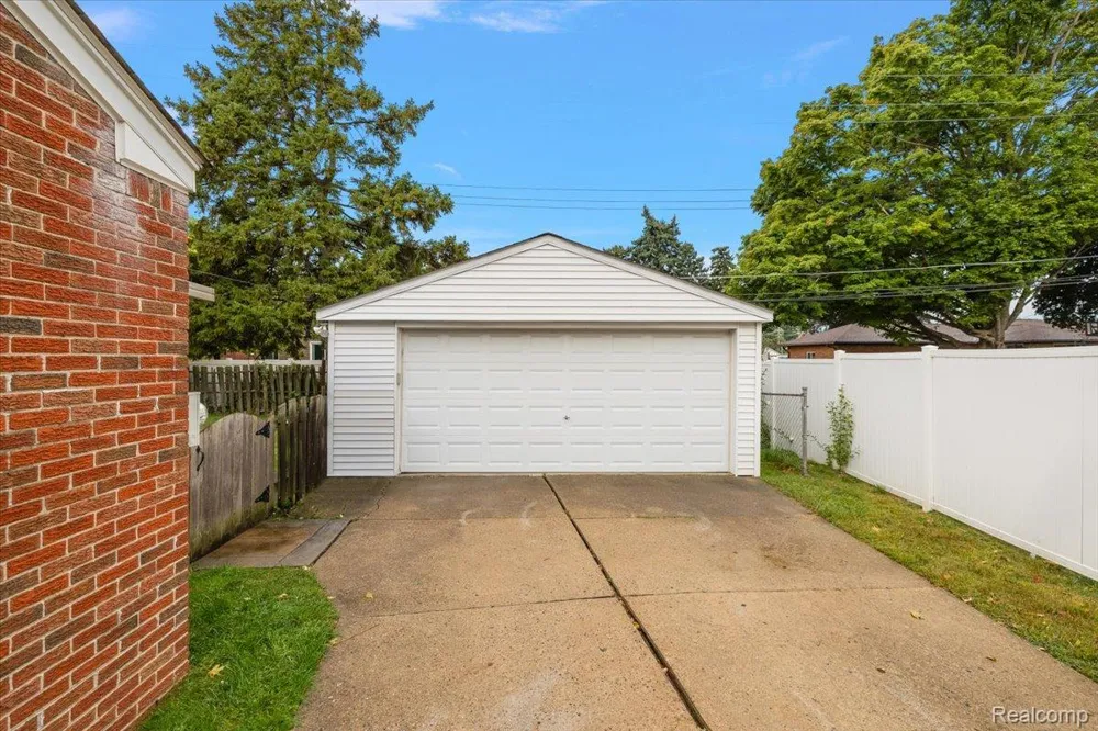 8641 Whitefield Street Dearborn Heights City, MI 48127