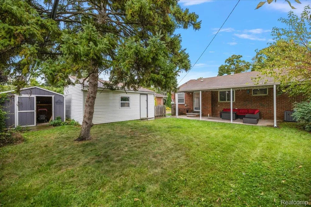 8641 Whitefield Street Dearborn Heights City, MI 48127