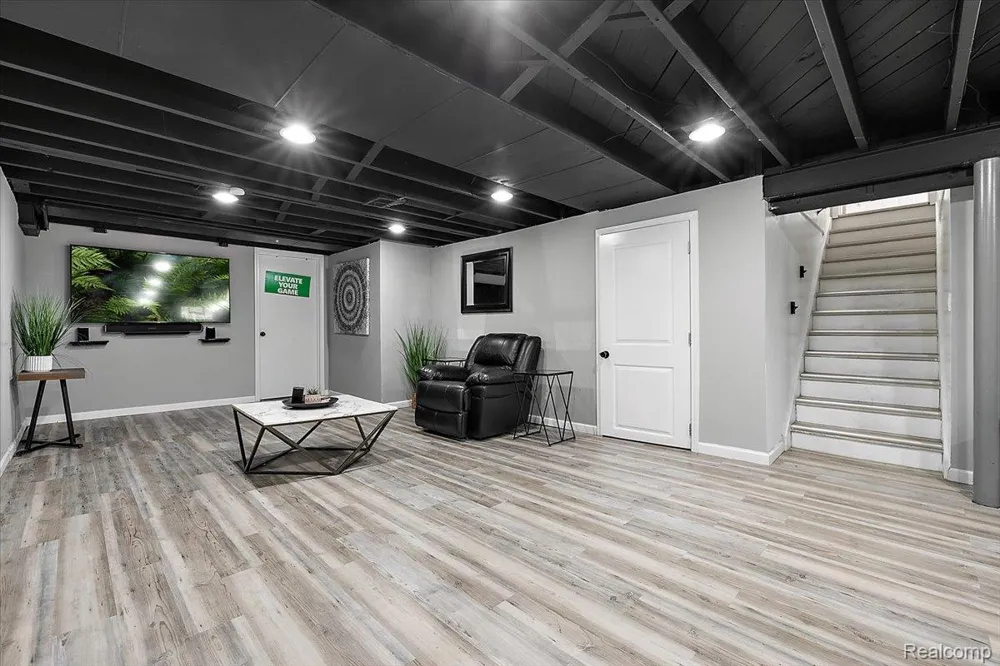 8641 Whitefield Street Dearborn Heights City, MI 48127