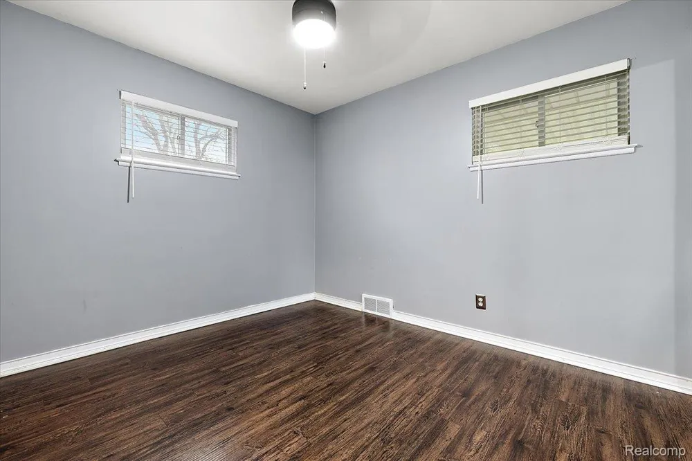 8641 Whitefield Street Dearborn Heights City, MI 48127