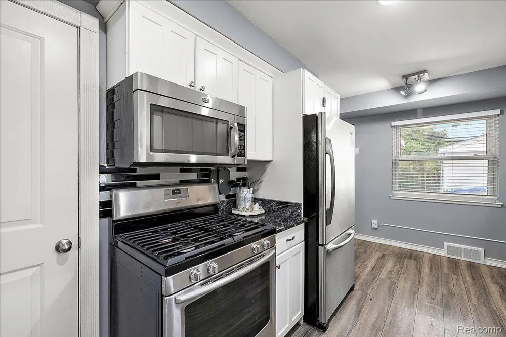 8641 Whitefield Street Dearborn Heights City, MI 48127