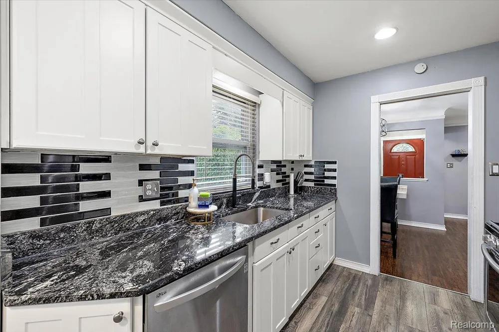 8641 Whitefield Street Dearborn Heights City, MI 48127