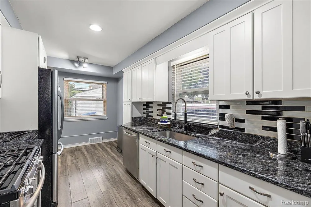 8641 Whitefield Street Dearborn Heights City, MI 48127