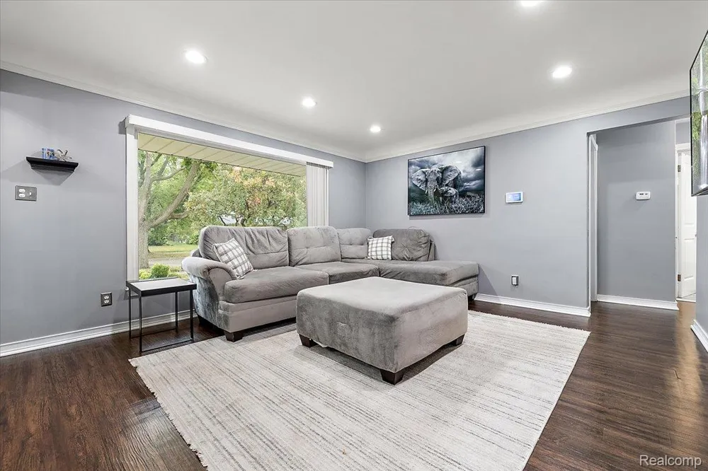 8641 Whitefield Street Dearborn Heights City, MI 48127