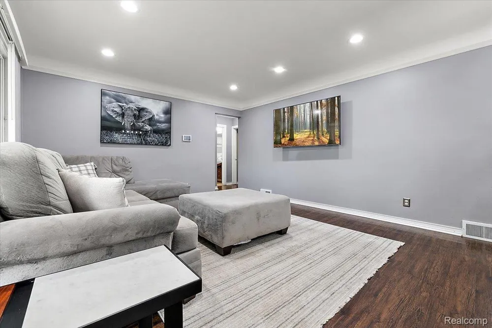 8641 Whitefield Street Dearborn Heights City, MI 48127