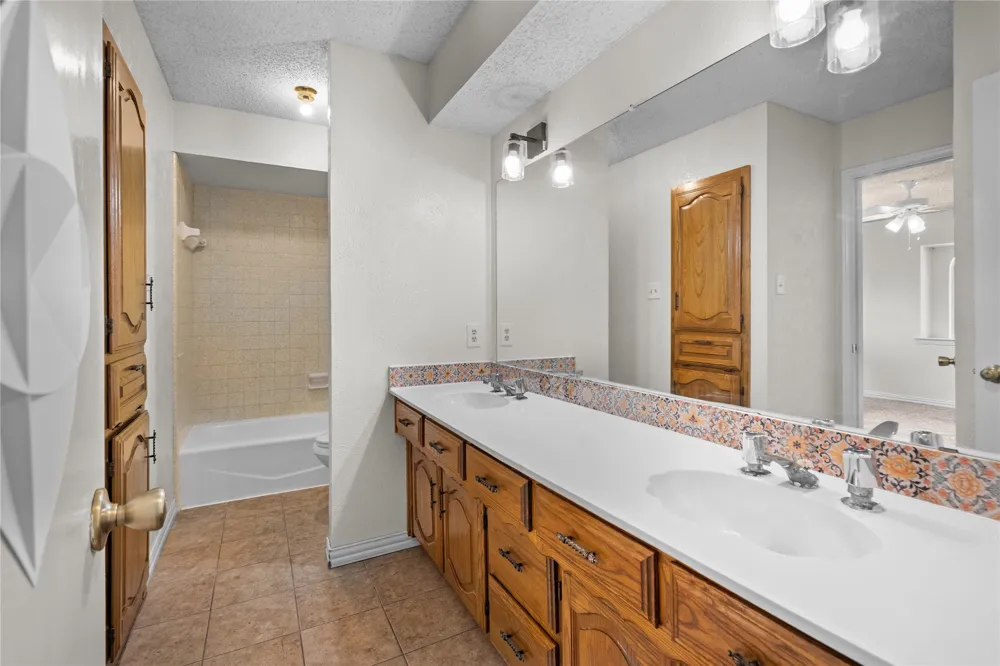 1315 Winding Brook Drive DeSoto, TX 75115