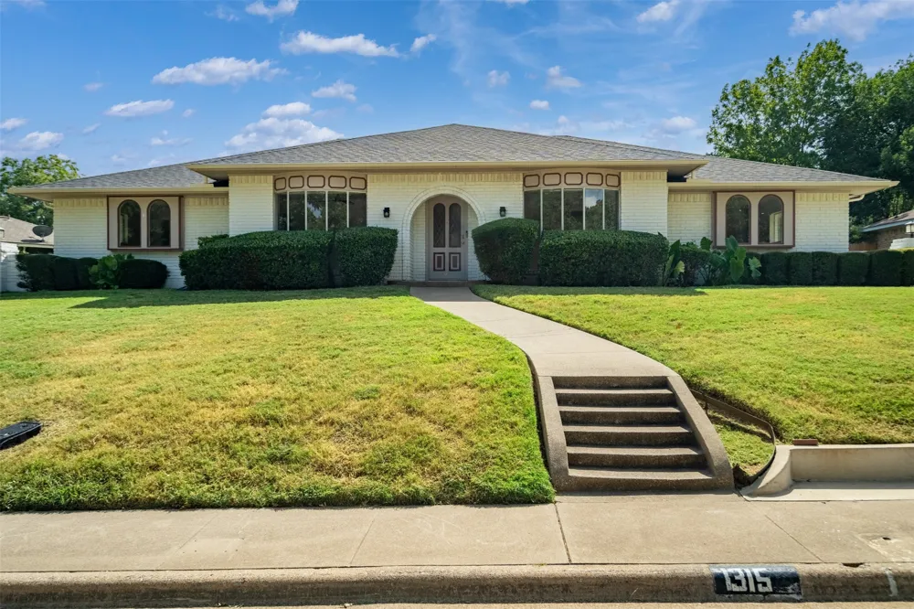 1315 Winding Brook Drive DeSoto, TX 75115