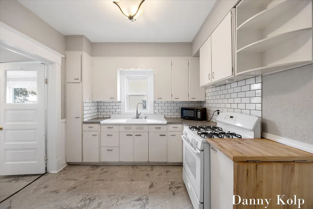 18 Ann Street NW Grand Rapids, MI 49505