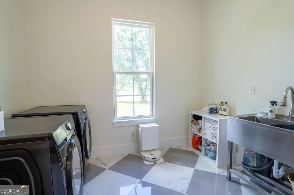 860 W Ridgeway RD Maysville, GA 30558