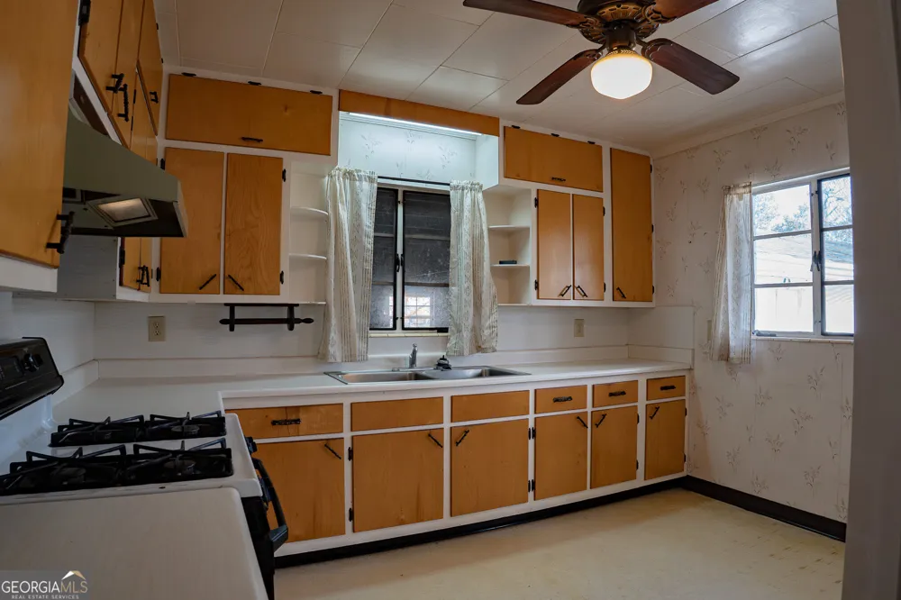 1615 Brunel ST Waycross, GA 31501