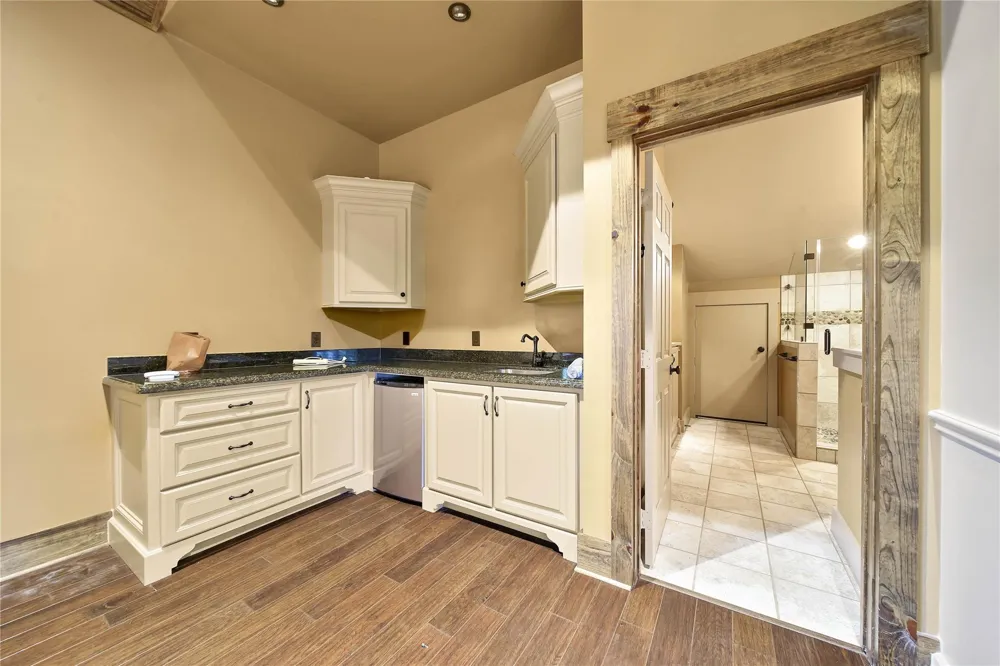 1147 Thornton Road Houston, TX 77018
