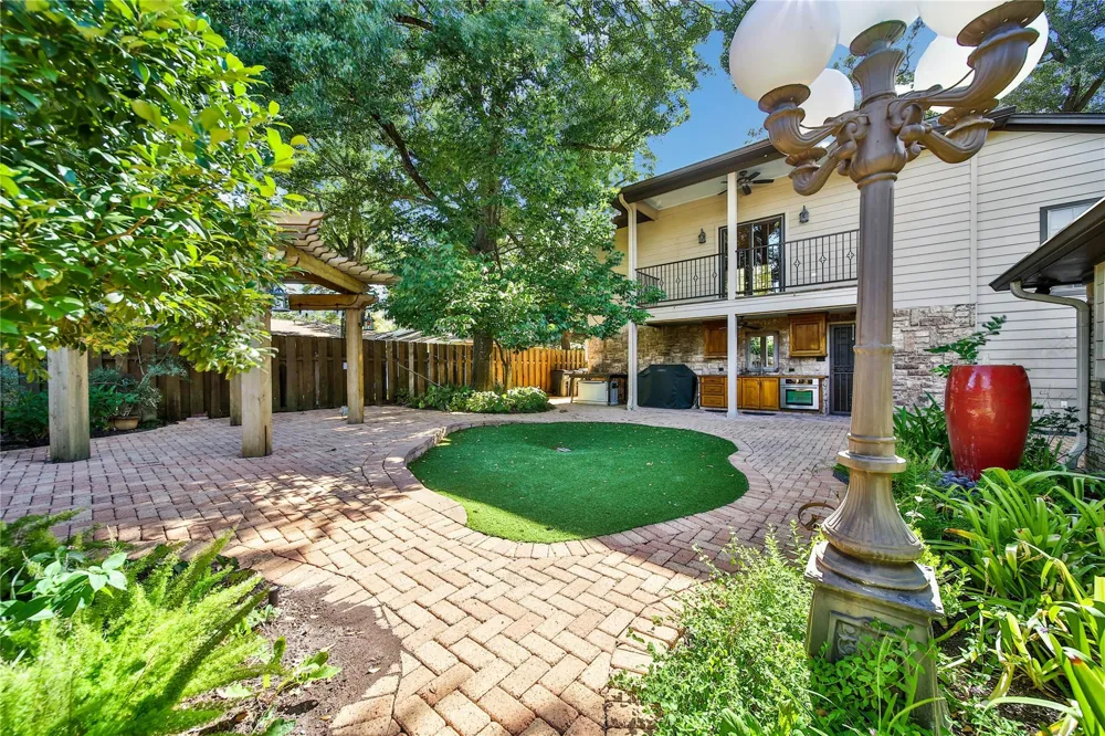 1147 Thornton Road Houston, TX 77018