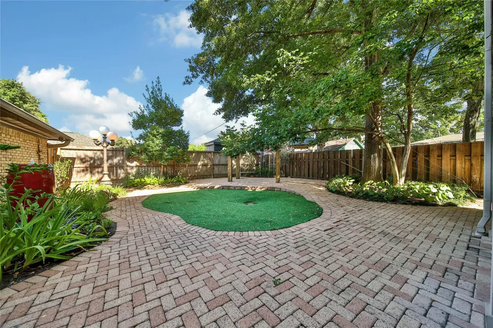 1147 Thornton Road Houston, TX 77018