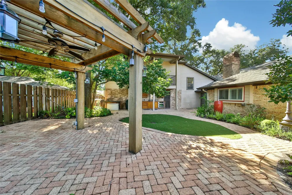 1147 Thornton Road Houston, TX 77018