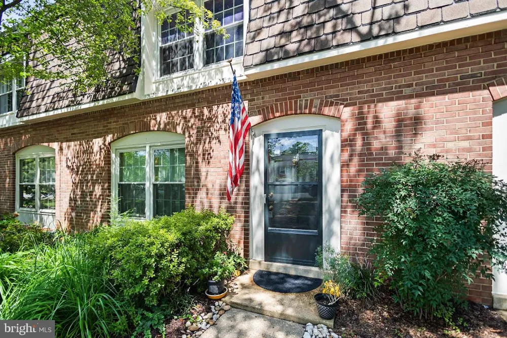 8210 CARRLEIGH PARKWAY #6 Springfield, VA 22152