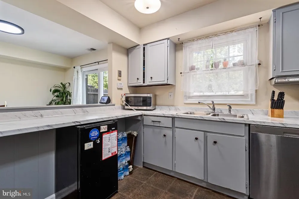 8210 CARRLEIGH PARKWAY #6 Springfield, VA 22152