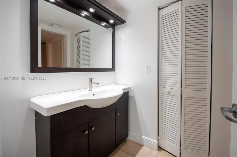 4147 Stirling Rd #406 Dania Beach, FL 33314
