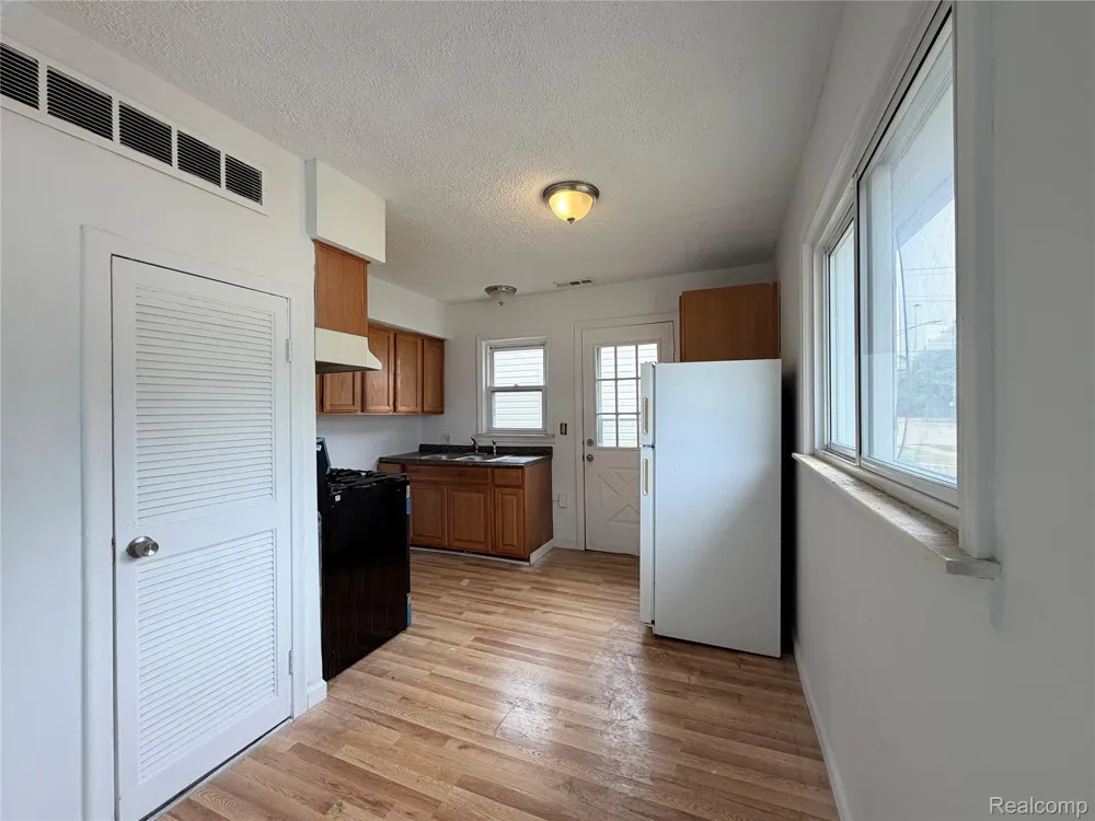 2399 Fisher Street Melvindale City, MI 48122